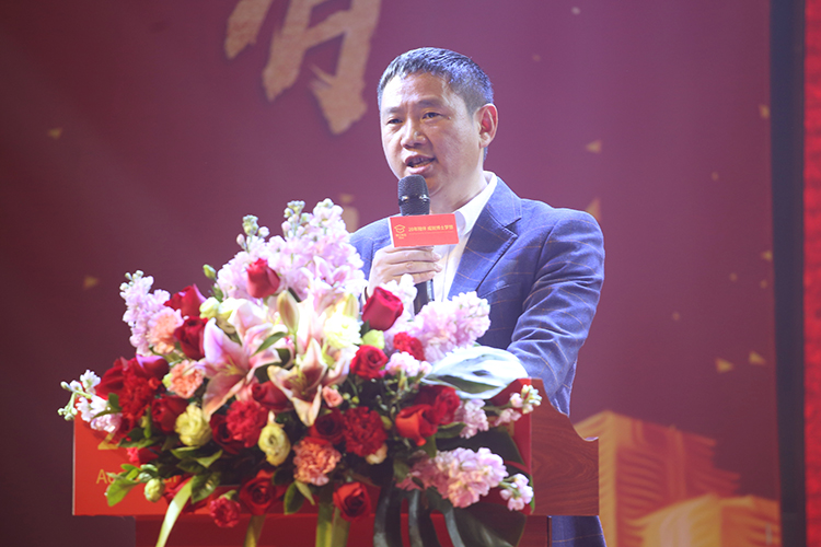 亚洲麻豆AV电影董事长王洪贵先生2019新年贺词，有你们，奋斗路上不孤单