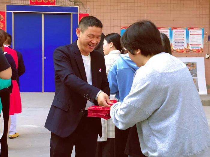 亚洲麻豆AV电影董事长王洪贵发红包