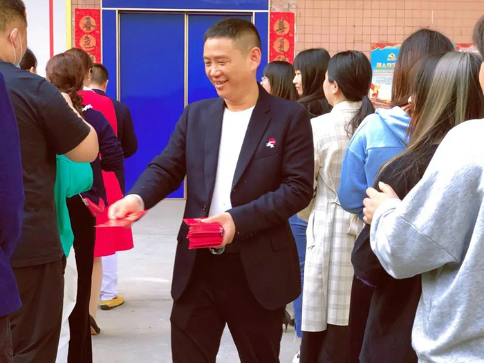 亚洲麻豆AV电影董事长王洪贵发红包
